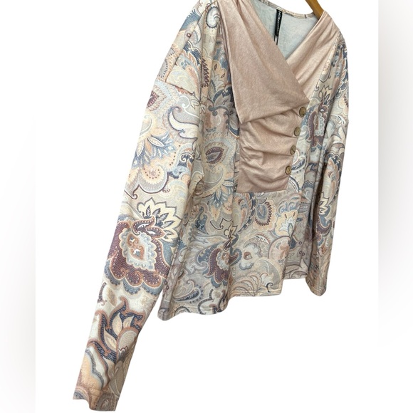 Noracora Top - Asymmetrical Neck Buttoned Floral Casual Long Sleeved Top - Large - Picture 4 of 9